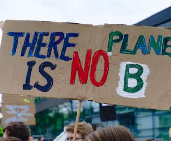 Ein Plakat mit der Aufschrift "There is no Planet B" wird auf einer Fridays-for-Future-Demonstration hochgehalten