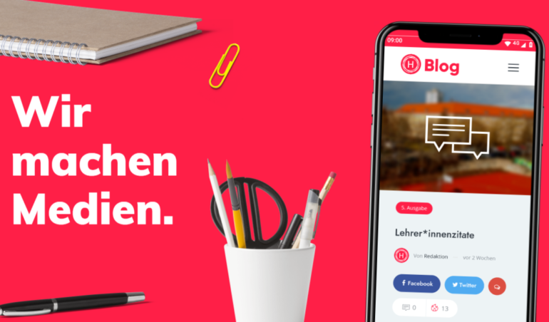 Der Banner enthält den Slogan "Wir machen Medien", verschiedene Büroartikel und ein Smartphone, dass diese Seite zeigt.