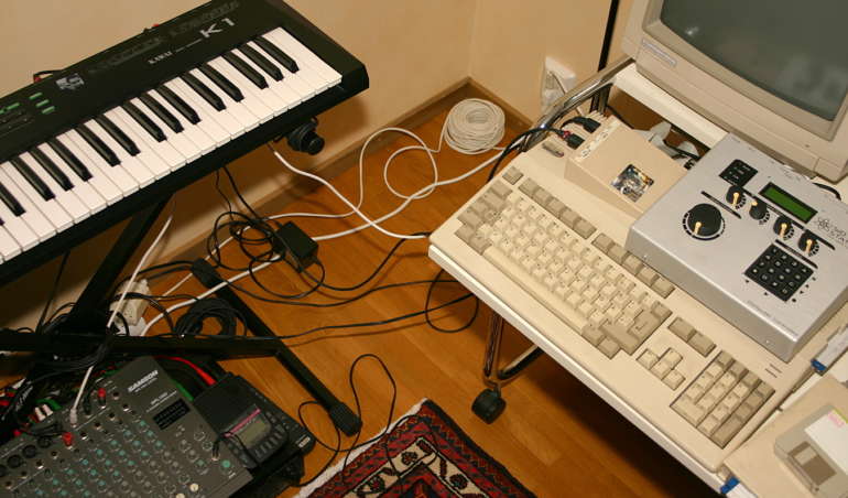 Ein unprofessionelles Hobbystudio mit einem Keyboard und einem Mischpult