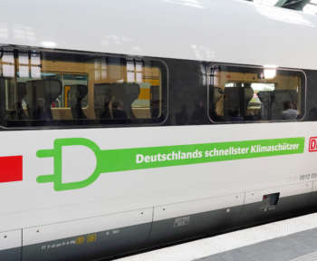 Ein ICE mit einem grünen Klebestreifen darauf, der auf die Ökologie der Bahn als Transportmittel hinweist