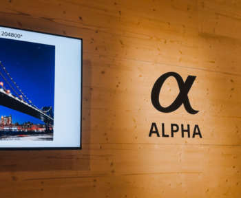Ein Sonyfernseher hängt an einer Wand neben dem Wort "ALPHA".