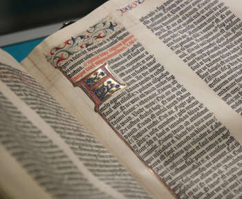 Eine alte Bibel ist als Symbolbild zu sehen