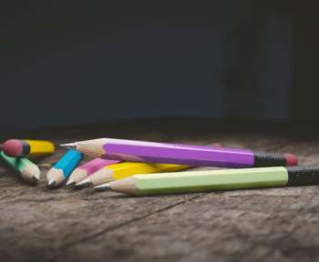 Bleistifte liegen verlassen auf einem Tisch