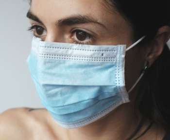 Eine Frau mit einer Atemschutzmaske zum Schutz vor dem Coronavirus