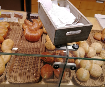Auf dem Tresen eines Bäckers liegt eine Kiste mit leeren Kassenbons