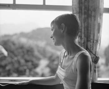 Audrey Hepburn sitzt in einer Rolle am Fenster eines Zuges