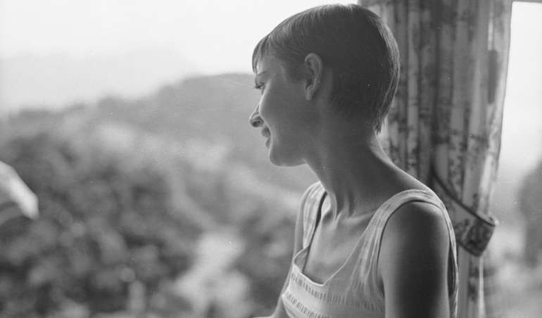 Audrey Hepburn sitzt in einer Rolle am Fenster eines Zuges