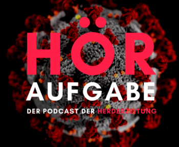 Coronavirus mit dem Schriftzug "Höraufgabe - der Podcast der Herderzeitung"