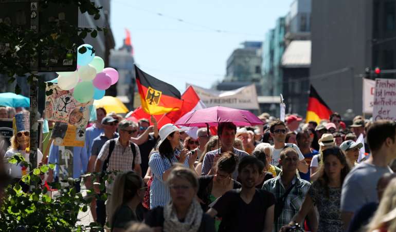 Demonstrant*innen mit Deutschlandflaggen auf einer Corona-Demo