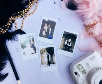 Polaroid-Bilder von Menschen mit ausgefallenen Kleidungsstücken