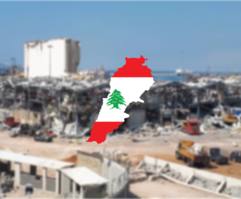 Der zerstörte Hafen und davor die Flagge des Libanon