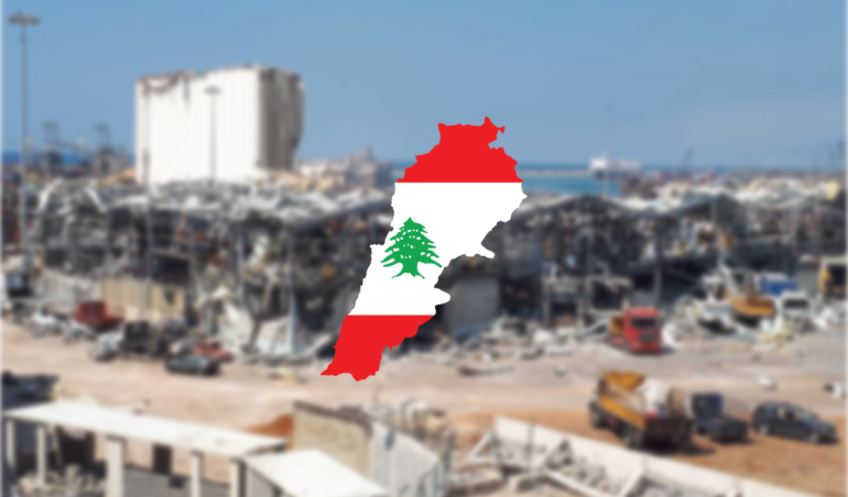 Der zerstörte Hafen und davor die Flagge des Libanon