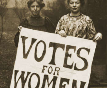 Zwei Frauen mit einem Schild "Votes For Women"