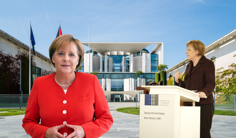 Eine junge und eine alte Angela Merkel stehen vor einem Regierungsgebäude
