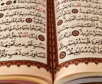 Buch mit arabischer Schrift