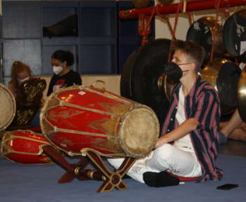 Schüler spielt ein indonesisches Musikinstrumente
