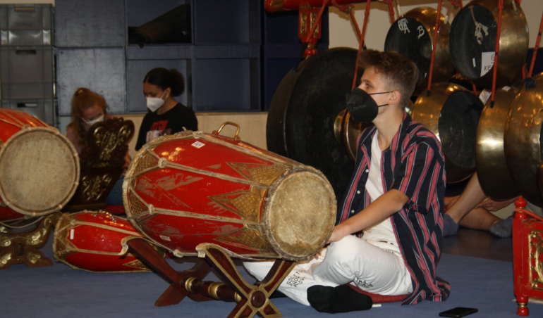 Schüler spielt ein indonesisches Musikinstrumente