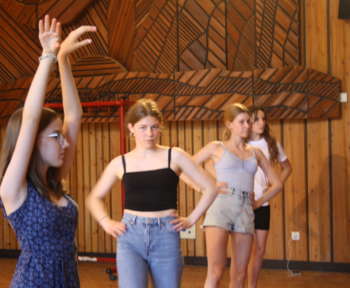 Schülerinnen tanzen