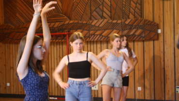 Schülerinnen tanzen