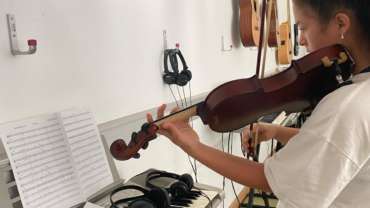 Mädchen spielt Geige