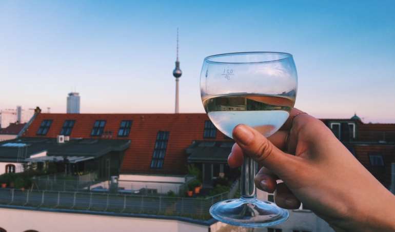Sommerliches Symbolbild mit Berliner Fernsehturm